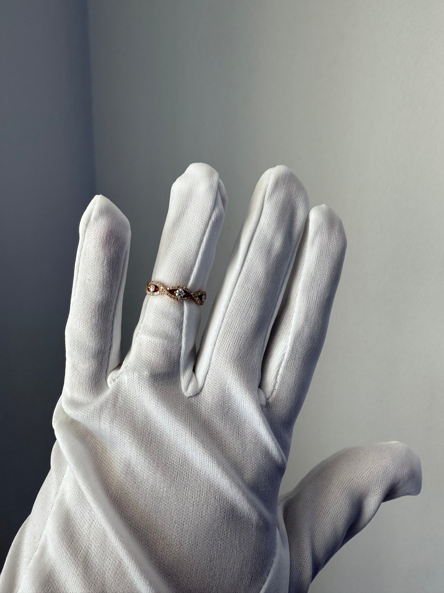 18K Rose Gold Natural 1.03 Carats Round Brilliant Diamond Wavy Band