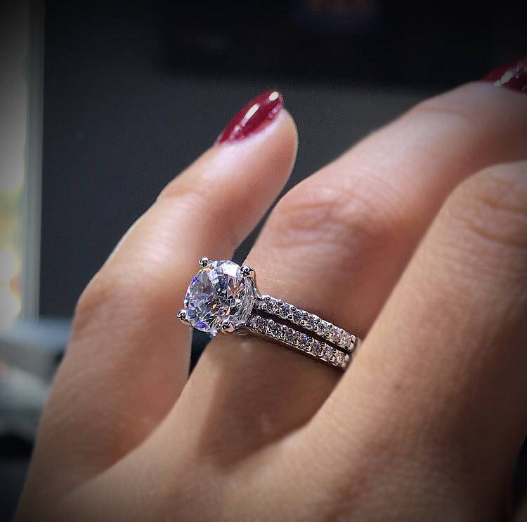 About How Much is a 1 Carat Diamond? - Raymond Lee Jewelers