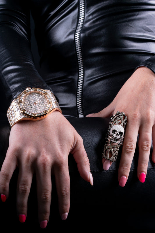 a skull knuckle ring