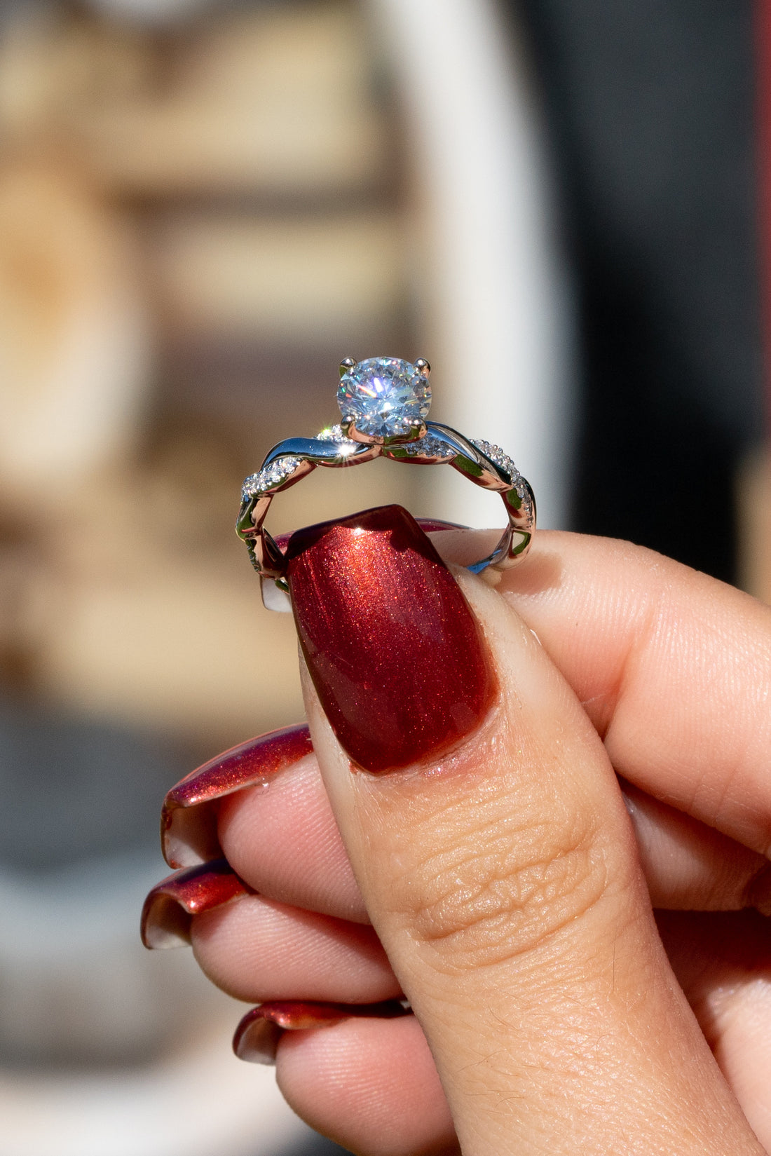 Twisted-band Diamond Rings