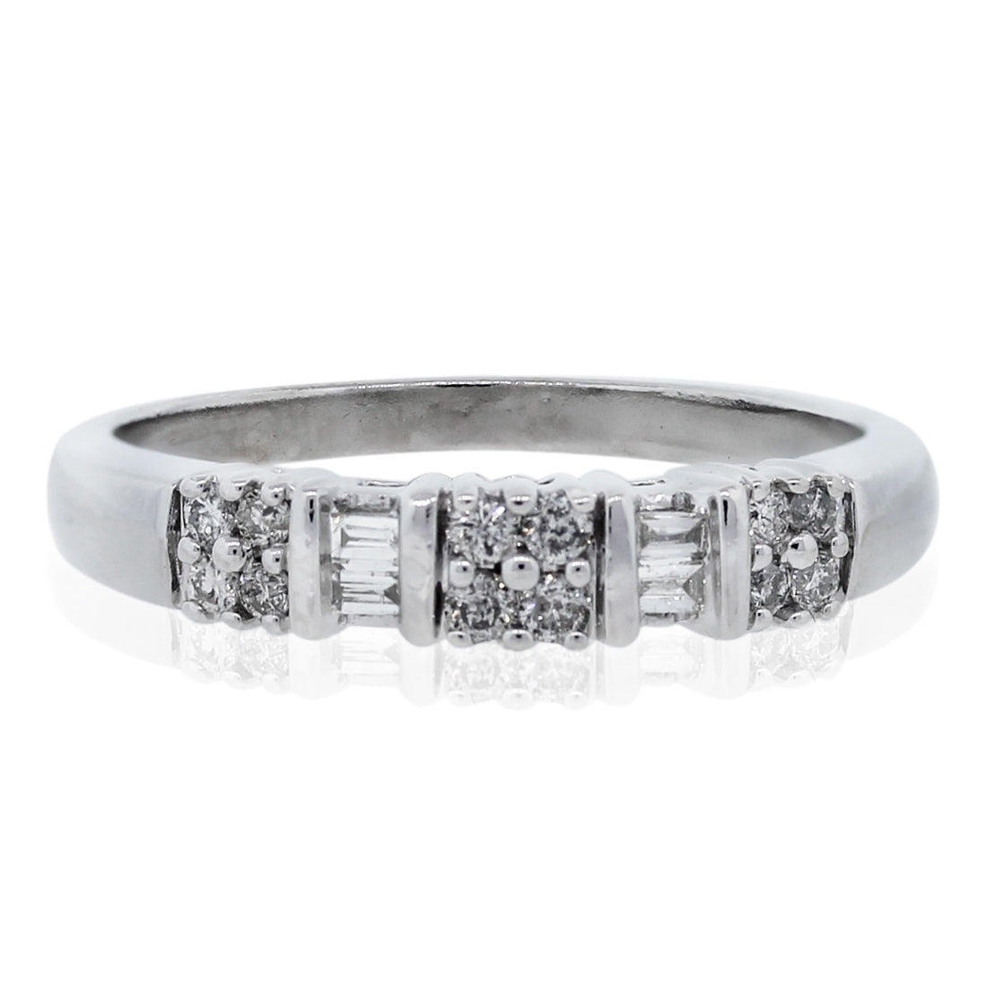10kt White Gold Round Brilliant & Baguette Diamond Ring