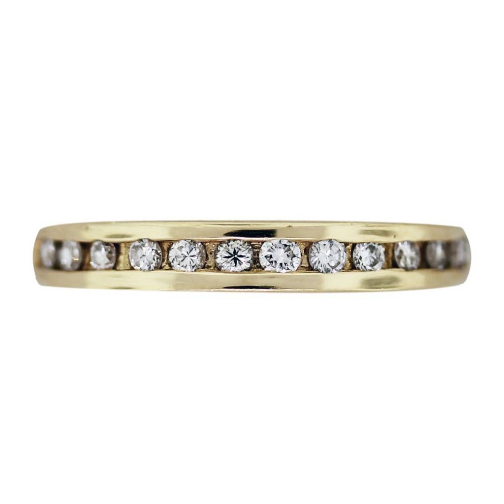 How to Shop for the Perfect Anniversary Band