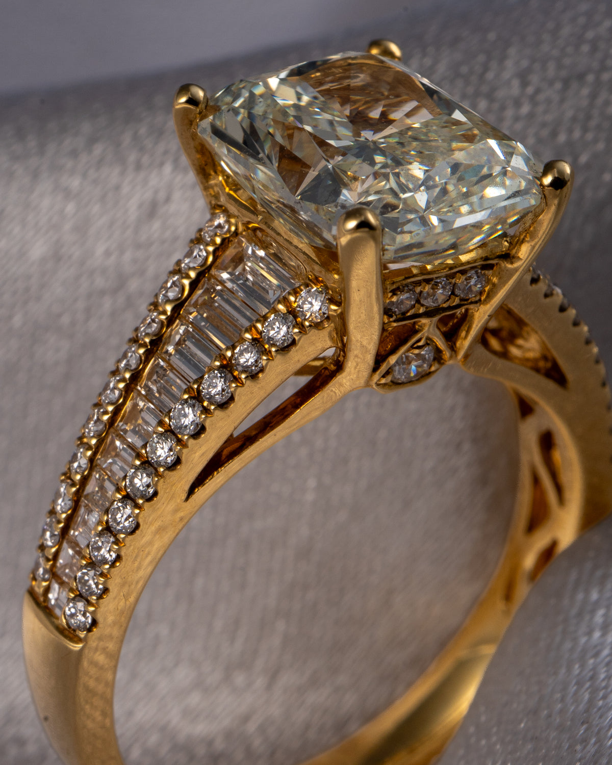 GIA 18k Yellow Gold Natural 3.01 Carat Radiant Cut Diamond Engagement Ring — product photo 3
