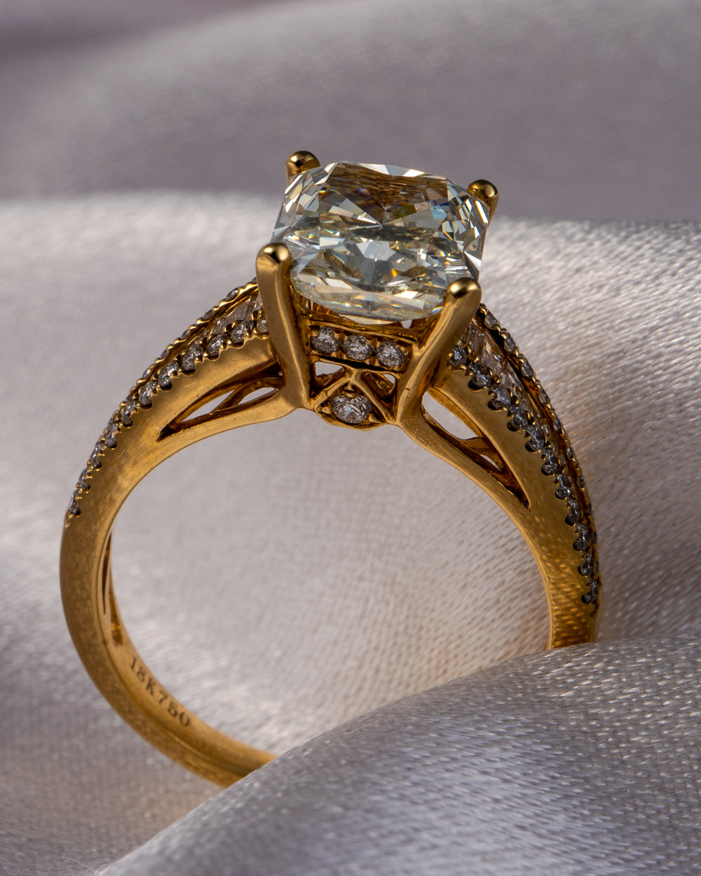 GIA 18k Yellow Gold Natural 3.01 Carat Radiant Cut Diamond Engagement Ring — product photo 2