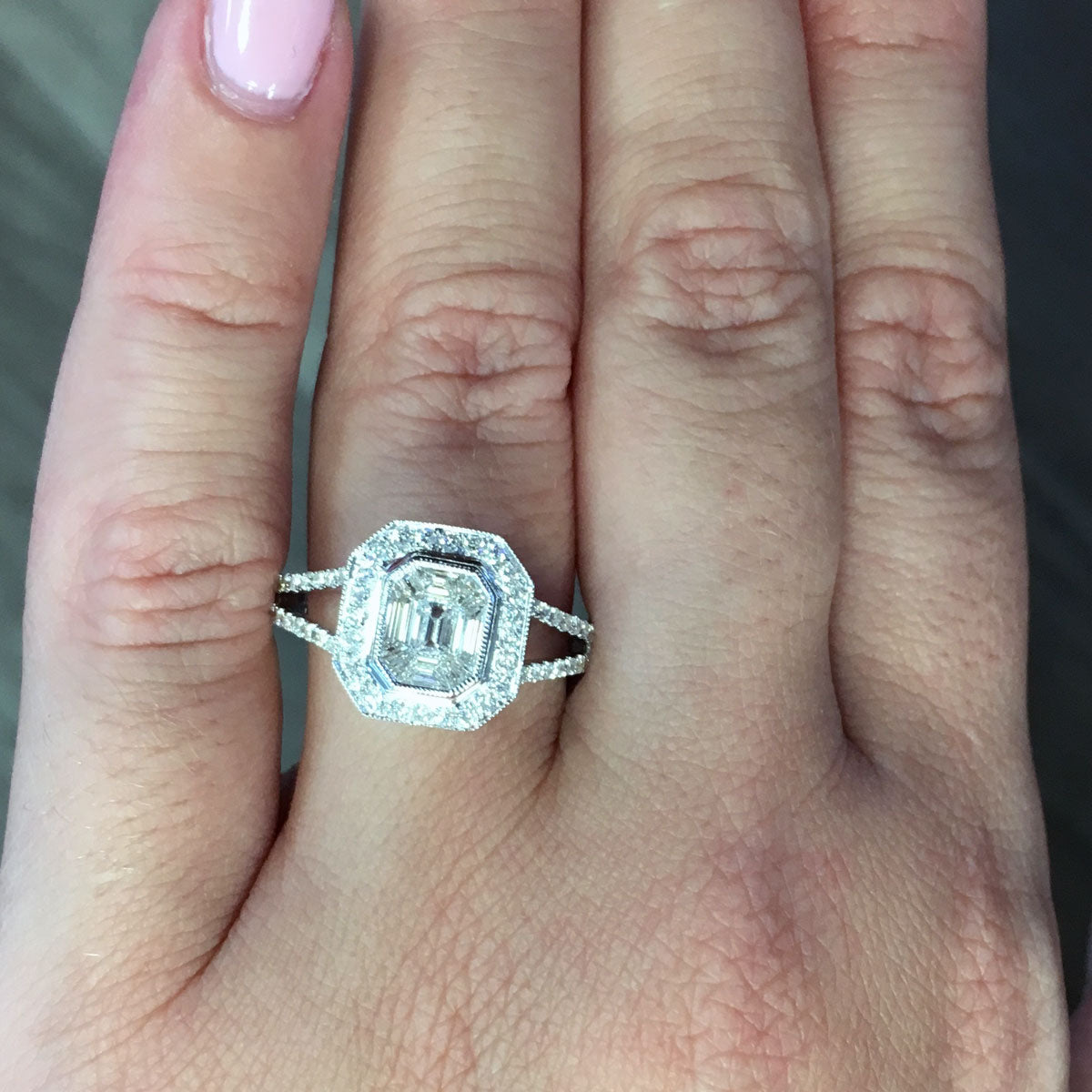 18k White Gold 0.86ctw Round and Baguette Diamond Illusion Ring