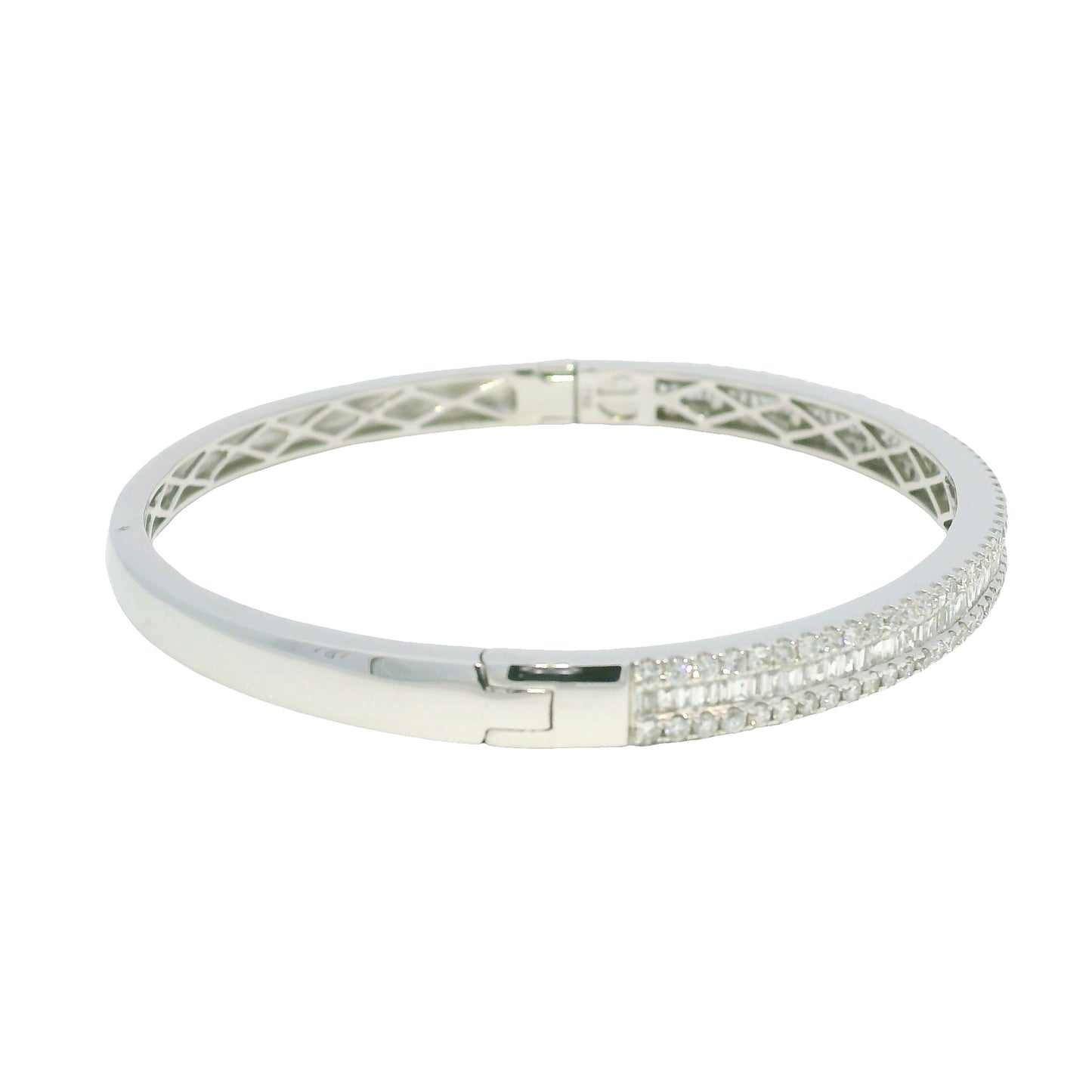 18k White Gold Natural 1.70 Carat Diamond Bangle Bracelet
