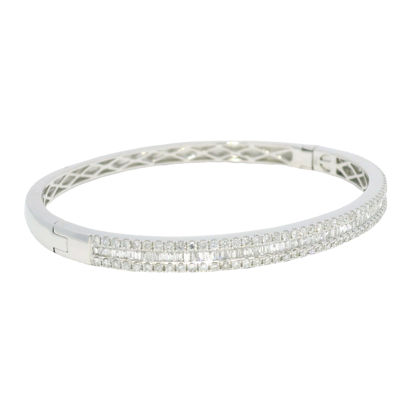 18k White Gold Natural 1.70 Carat Diamond Bangle Bracelet
