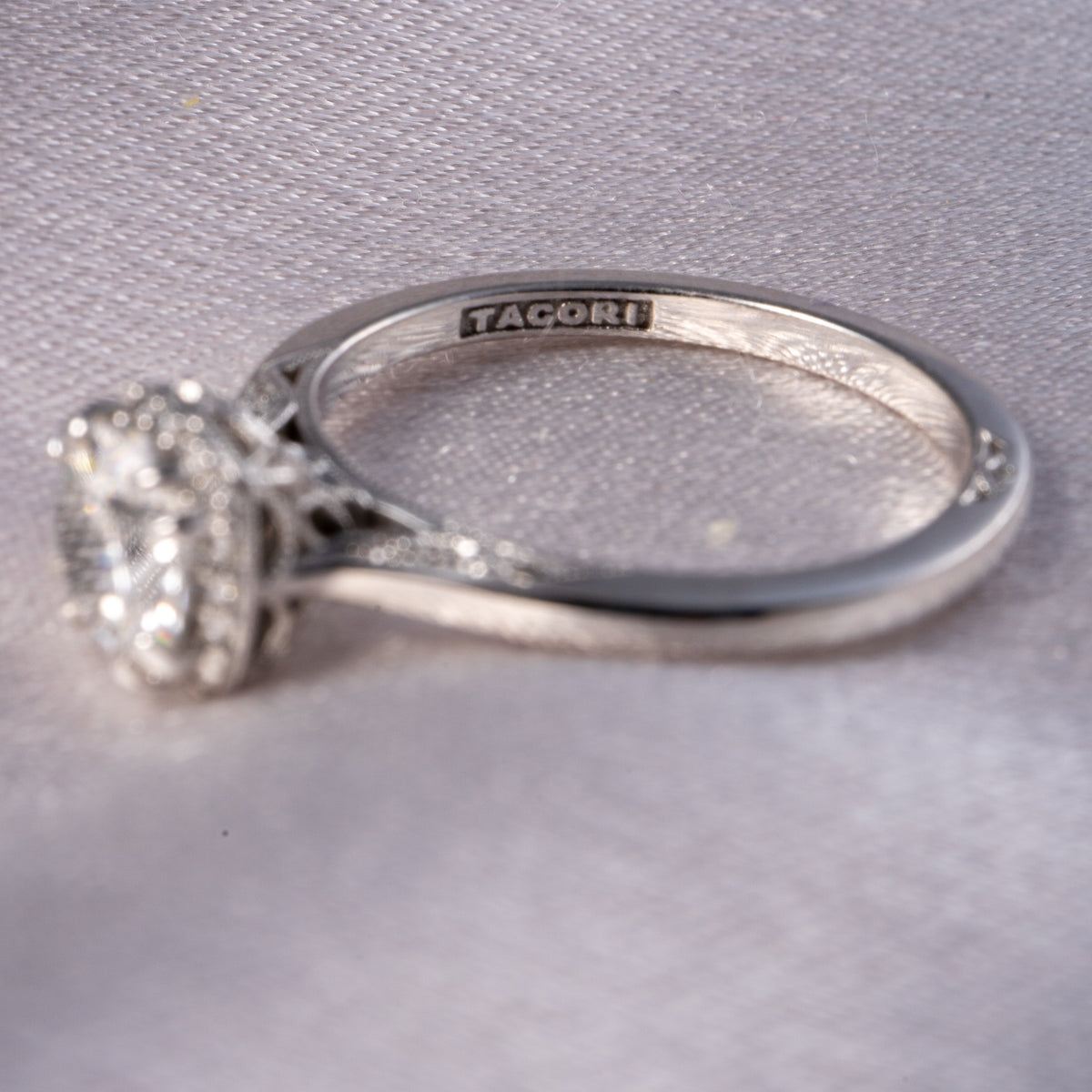 Tacori 18K White Gold Natural 1.06 Carat Round Brilliant Diamond Engagement Ring