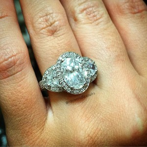 Oval halo engagement ring