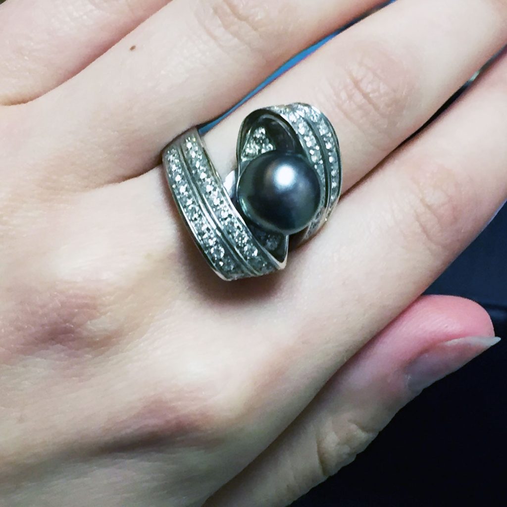 White Gold Pearl ring with diamonds