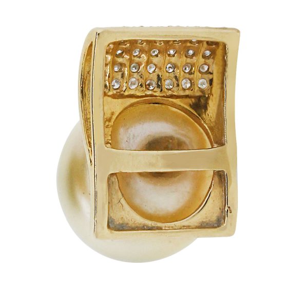 Pearl pendant with diamonds