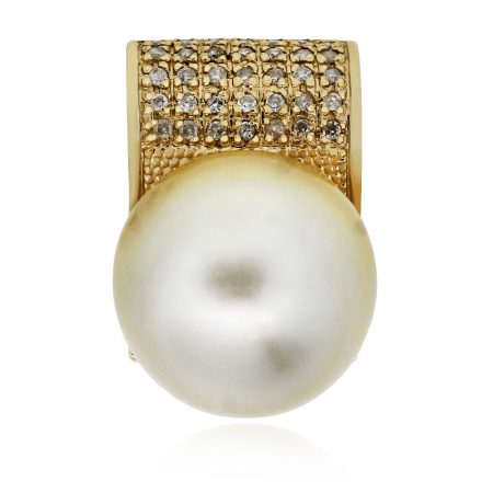 Pearl pendant with diamonds