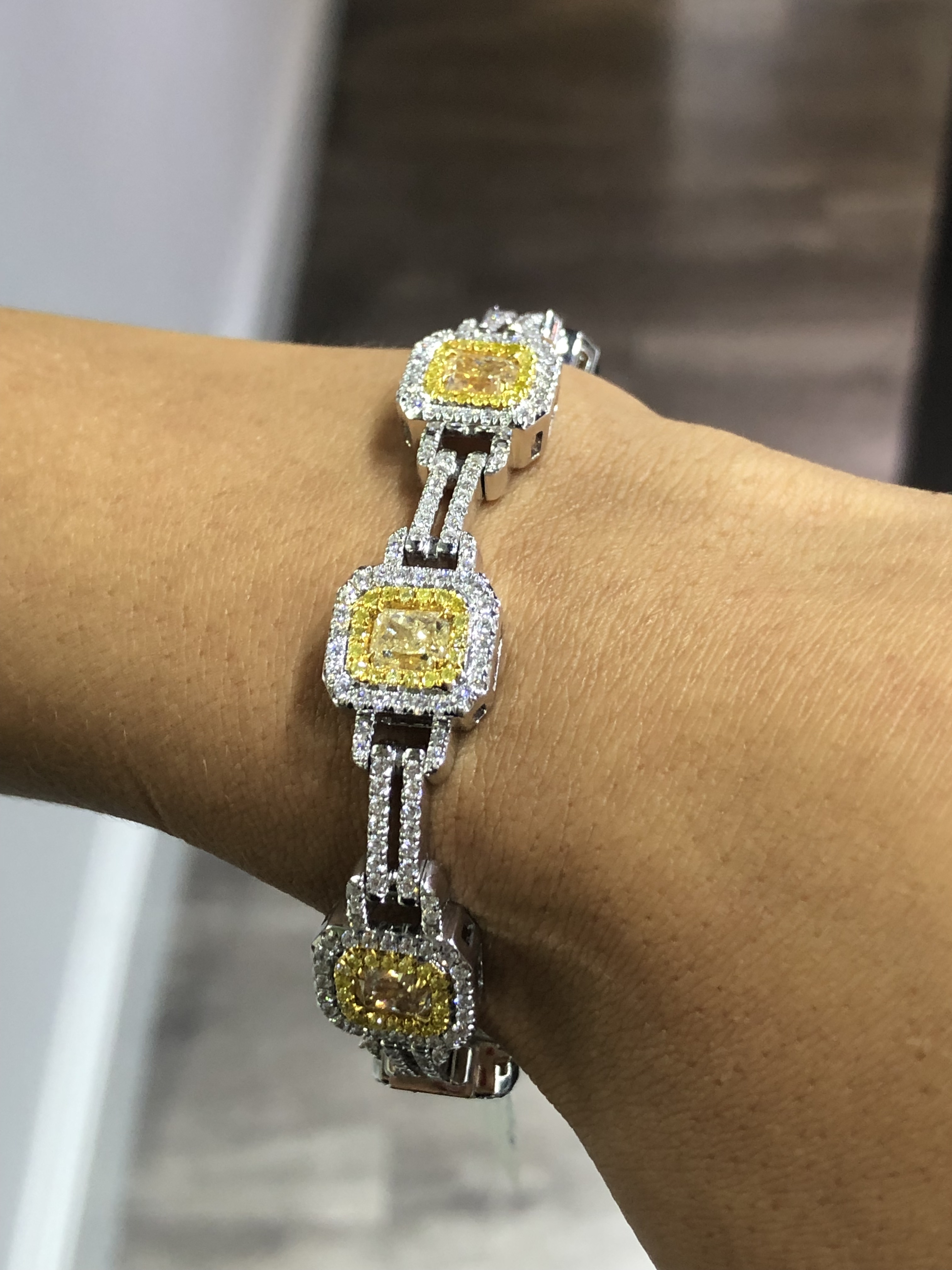 Lady gaga yellow diamond bracelet oscars