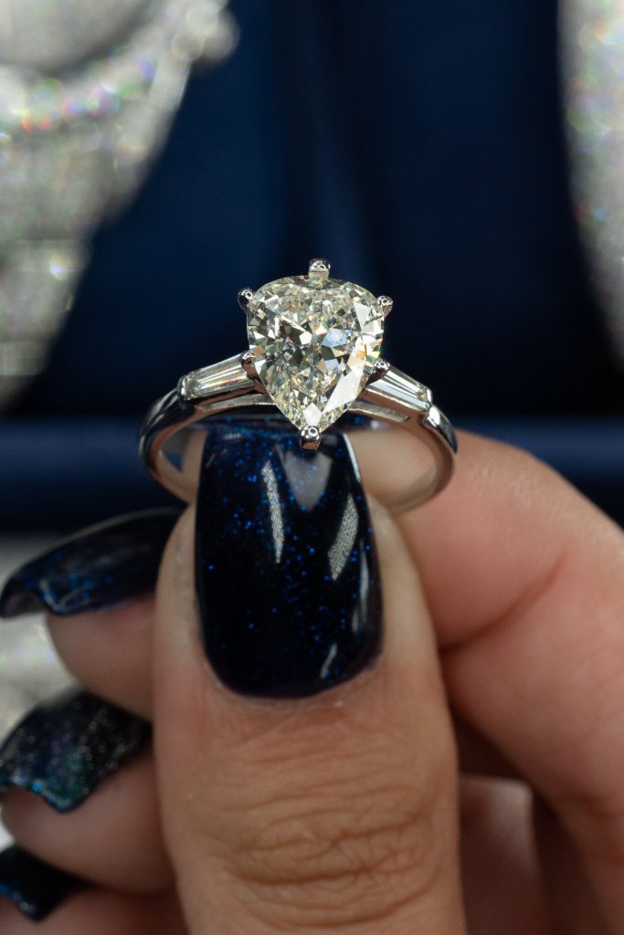 Luxury pear shaped diamond ring