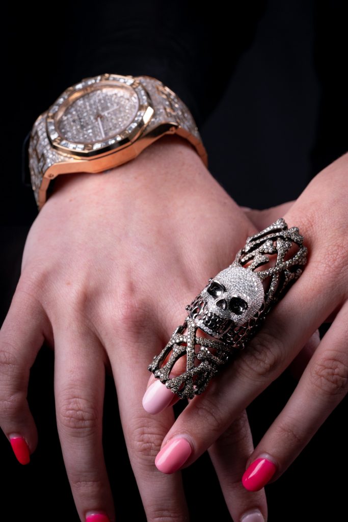 a skull knuckle ring